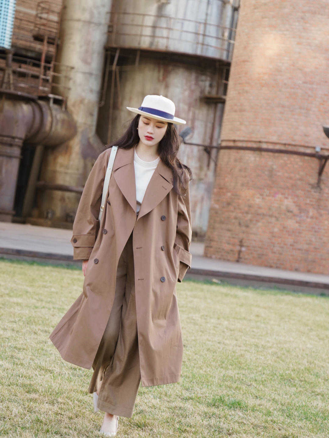 秋天|风衣的潮流还没过,小个子宁可搭配裤子,这是为什么?看完就明白