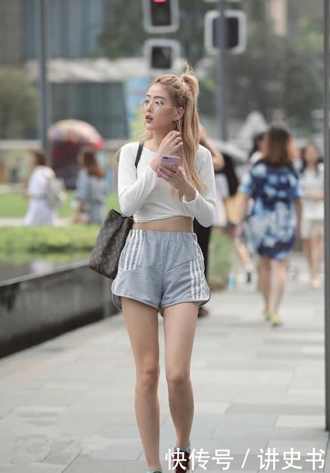 街拍：美女黑色一字肩上衣配红色短裙，秀出白皙长腿，充满女人味