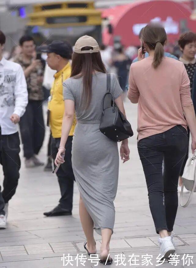 今夏流行穿“围裙”你没有看错,时髦又个性,女孩们争着穿