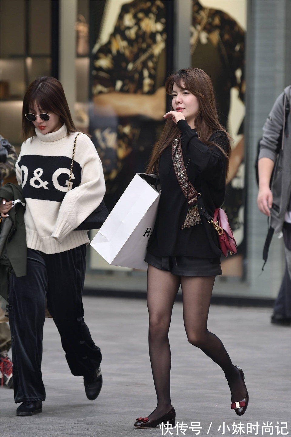 短裤 黑色丝袜受到时尚姑娘青睐,搭配皮质短裤,造型独特又不落俗套