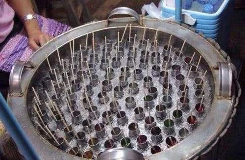 难得一见的“老式冰棍”,1根2块钱,大姐现场制作不用电全靠摇