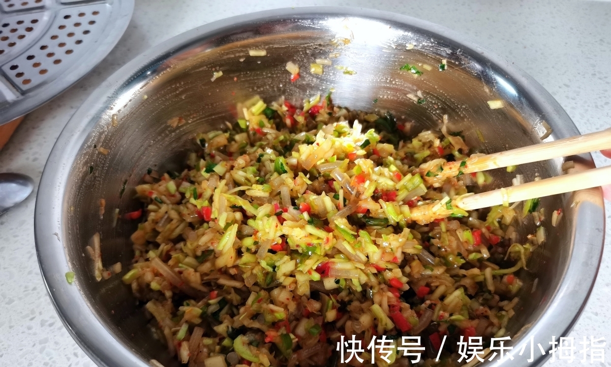 包子|夏天我家少不了这个馅料的包子,鲜嫩多汁,味道太香了