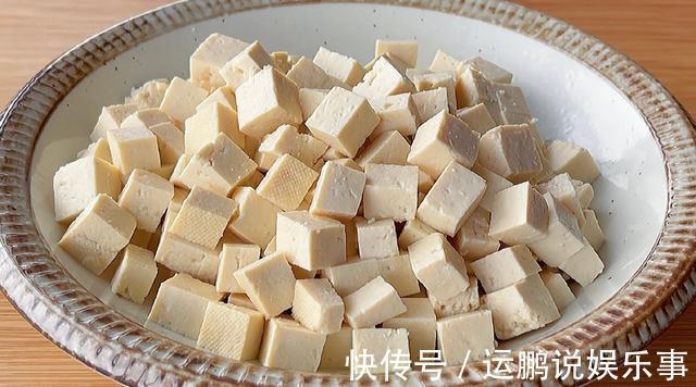 美味|学会这样做香菇豆腐炒木耳,营养好吃又美味下饭,孩子们馋得不行