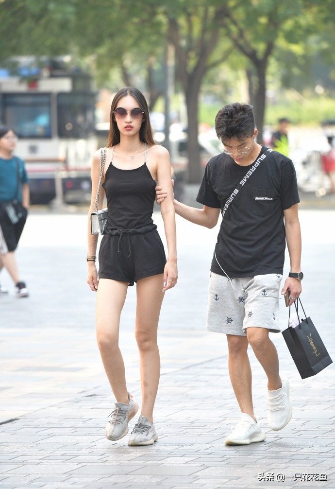 高跟鞋|苗条女生的时尚穿搭，选择修身“露背装”，既显腿长又有个性