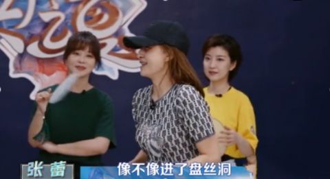 |“段子手”康辉学跳舞,被8位美女围在中间,手足无措像小学生