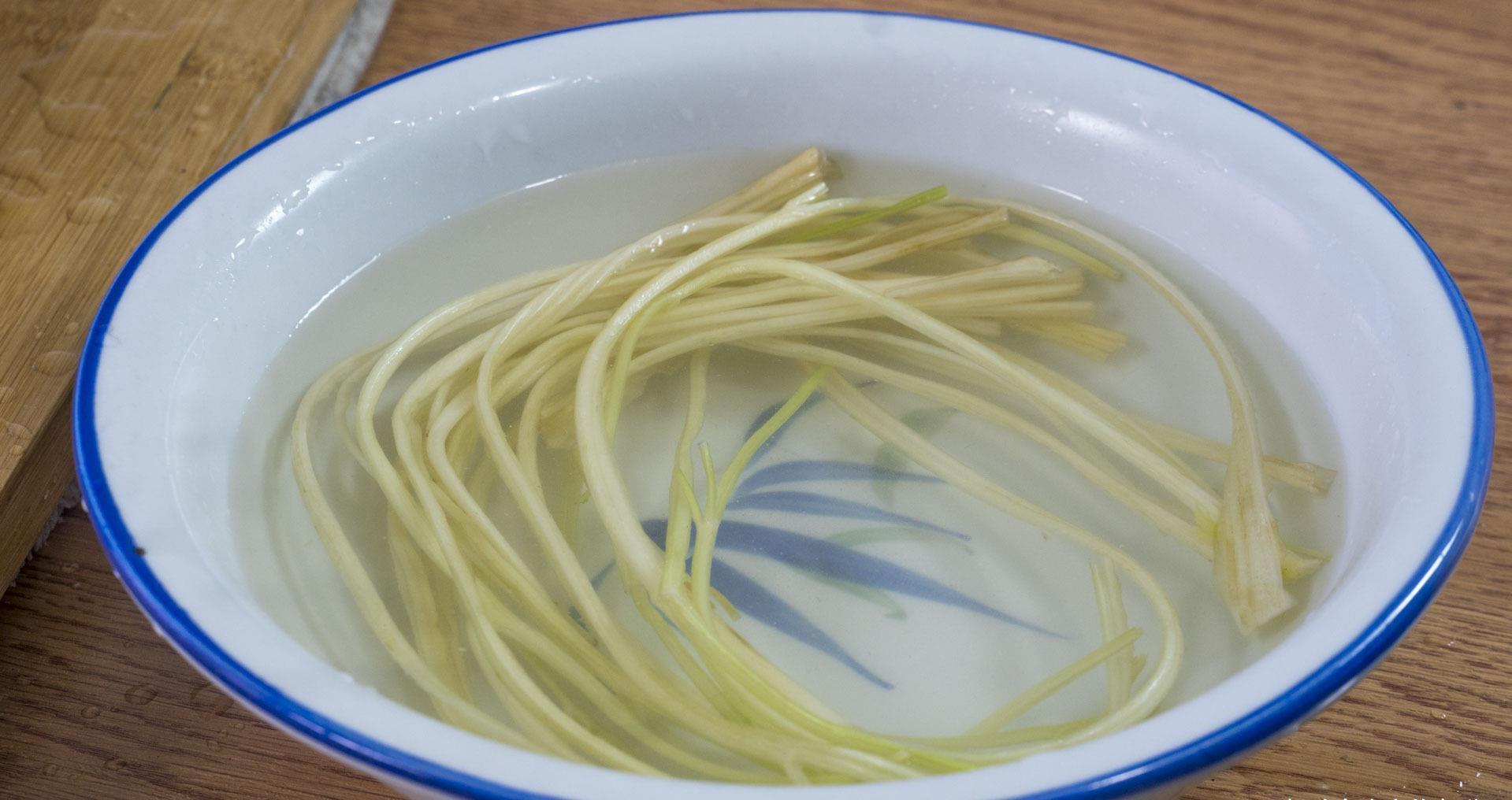 给年夜饭加道菜,“招纳百财”端上桌,寓意财源滚滚,讨个好彩头