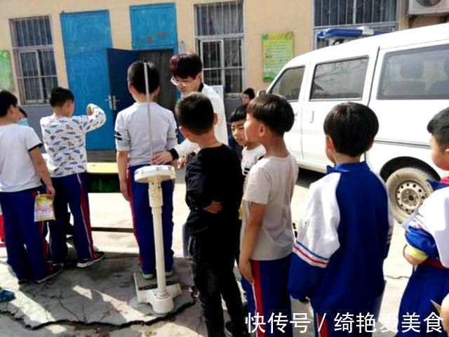 特征|有种发育叫“五短身材”,孩子从小有这3个特征,很难长成高个子