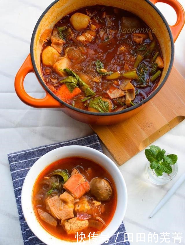 天冷|天冷就爱这一锅,端上桌还咕嘟嘟冒着热气,想吃啥锅里都有