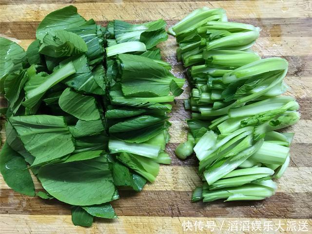 下锅|不管炒什么青菜,不要直接下锅,学会这个小技巧,青菜脆嫩不发黑