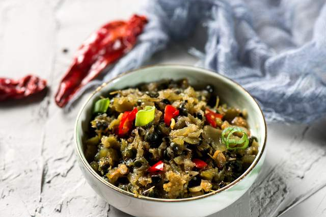 腌韭花酱，只放盐还不够，多放1样水果，更香更浓郁，存放时间久