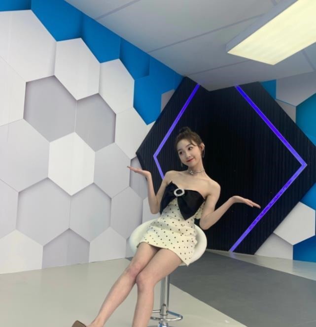 李子璇的“绿茶坐”火了, 看她双腿怎么放, 贼显腿长