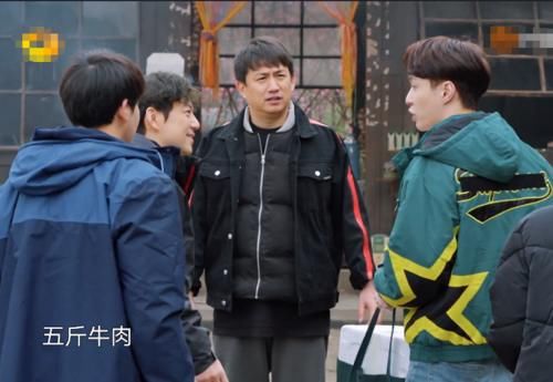 张艺兴一如既往的有礼貌，看他录制节目对船长的举动，又被圈粉了