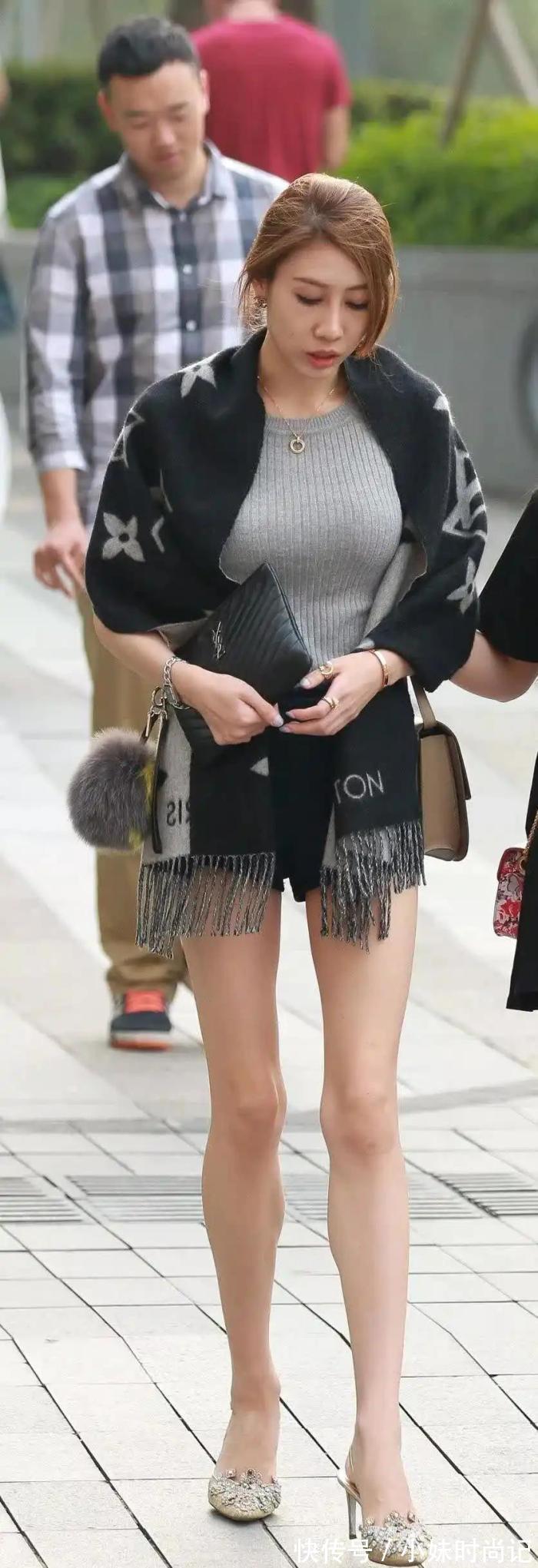 超短牛仔裤|穿针织衫搭配超短牛仔裤的女人,尽显成熟的魅力!