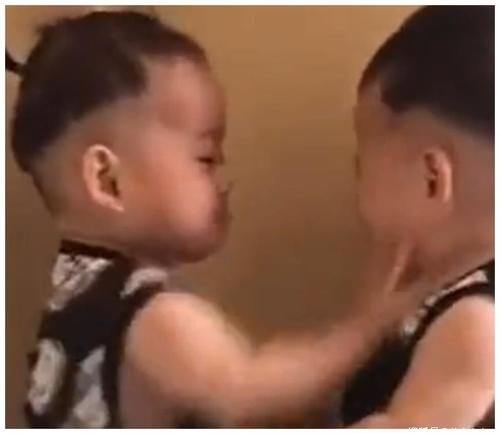 双胞胎|2岁双胞胎儿子被宝妈罚站，之后听完双胞胎的话，宝妈无法淡定