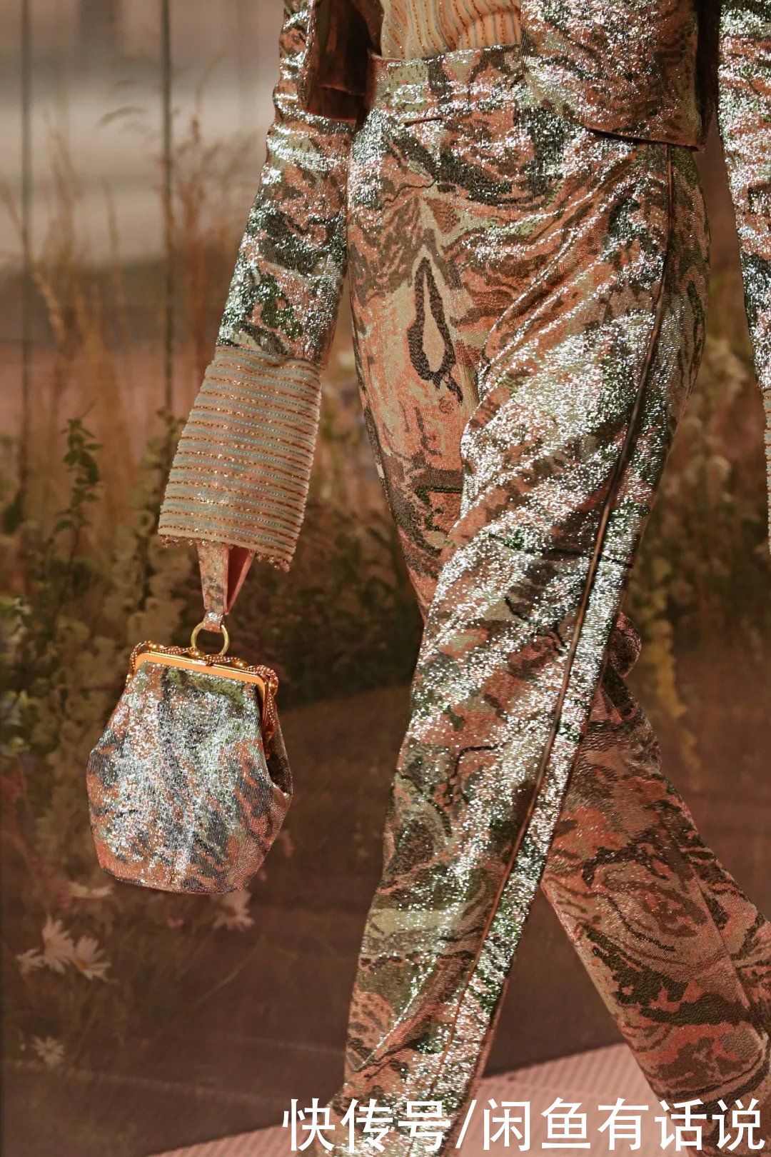 芬迪高定秀太奢华，18万颗青铜珍珠做礼服，靴子还缝8万颗细珠