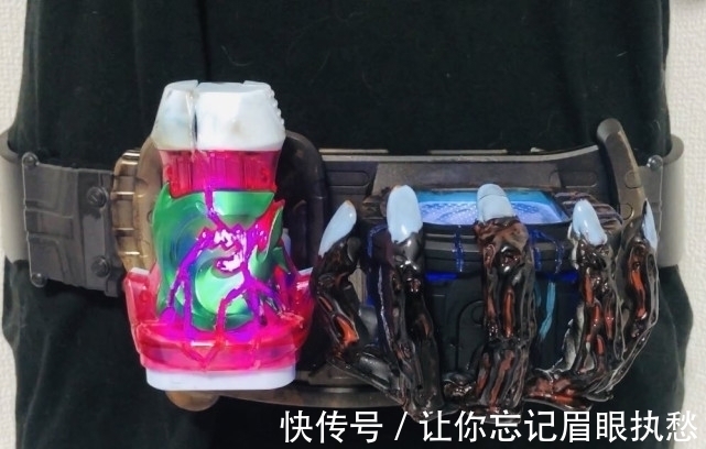 假面骑士:粉丝花10万改装变身器,网友吐槽浪费,两年后青铜变王者