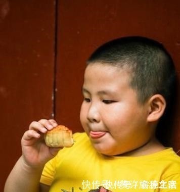 家长|这4种食物别给孩子买,浪费钱不说还没营养,身为家长要拒绝