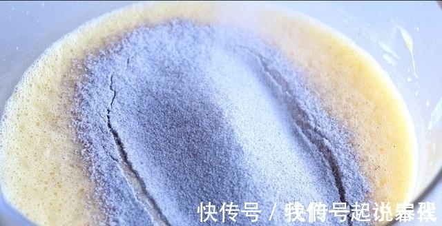 模具|黑米发糕做法,鸡蛋加牛奶上锅蒸一蒸,软糯香甜营养满满