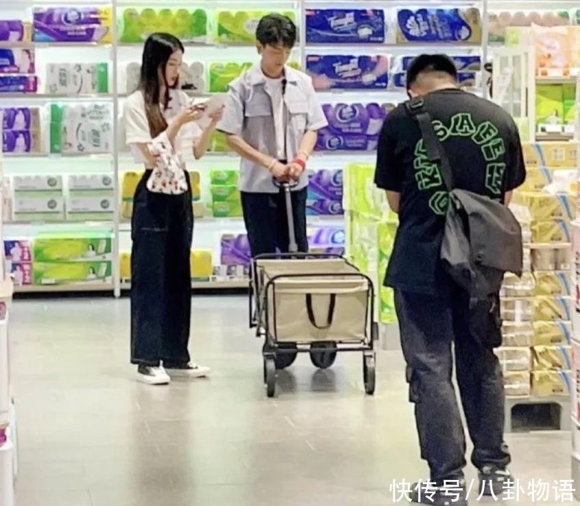 小花|周也和丁真购物被偶遇，当她离开十级美颜，才知这届小花颜值多高