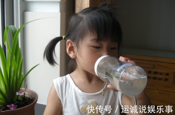 营养物质|提醒:别在3个时间强迫孩子喝水,容易积食还伤脾,父母长点心