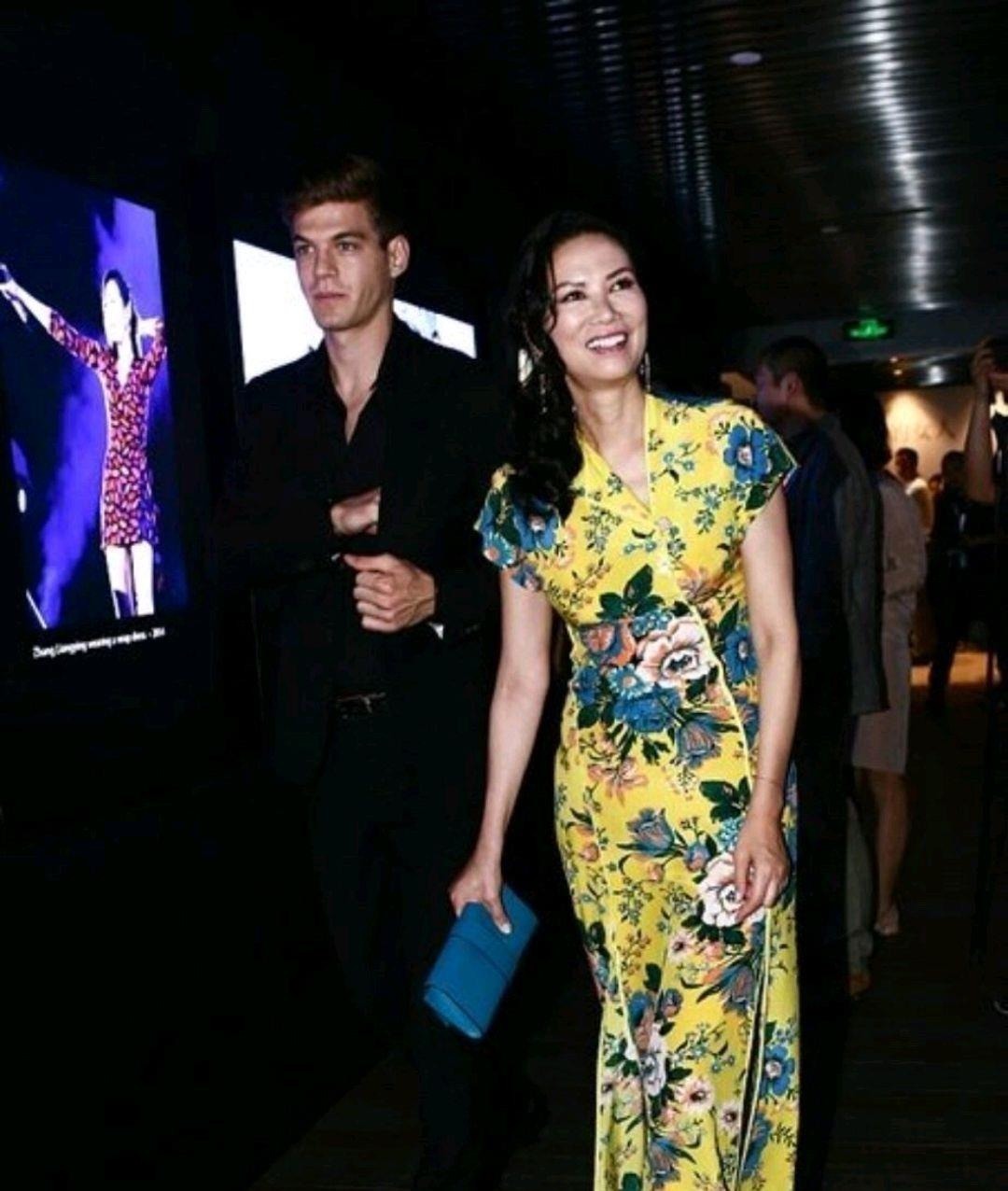 亮色系|邓文迪才是阿姨辈中顶流! 穿着一袭拼接印花连衣裙,高级优雅