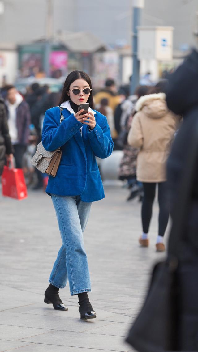 街拍:小姐姐身穿高龄毛衣,外搭配蓝色外套,时尚又减龄