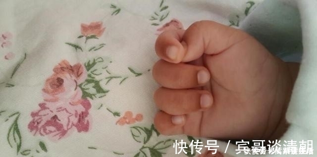 笑笑|一岁宝宝有这3种行为,是“变聪明”的表现,宝妈别强迫改正