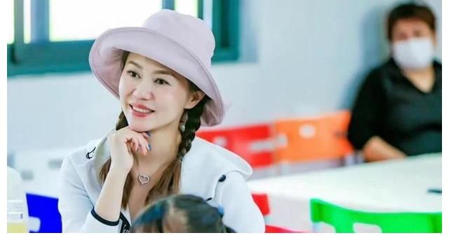 朱楨的大學同學，和周瑾一起出道，因節目中舞裙被踩落走紅