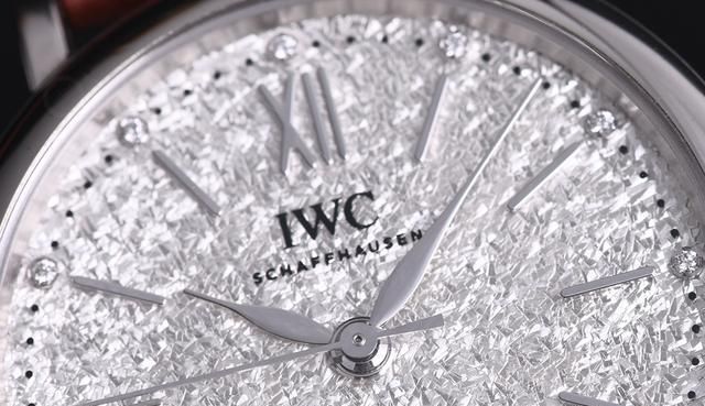 吕燕 女表新选择,看看IWC万国首款配备双圈表带的作品