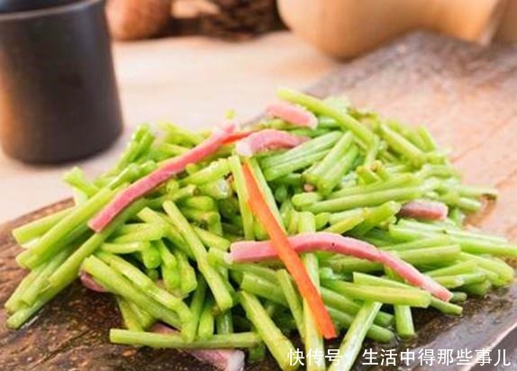 不识货的人,以为这种野草是茼蒿,其实名叫藜蒿,营养价值更高