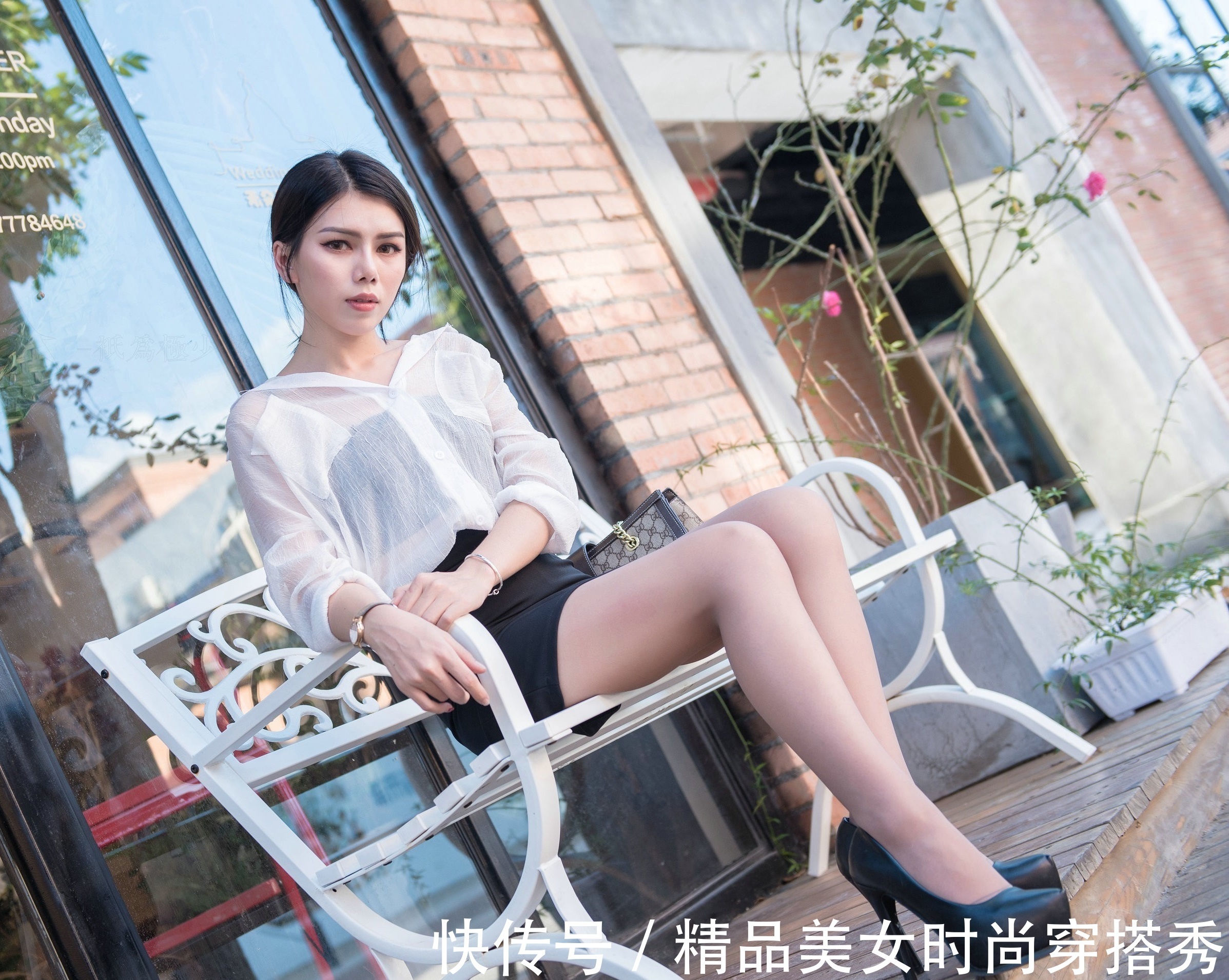 小姐姐 简约的白色雪纺衬衫搭配黑色的短裙，简约耐看，尽显职场优雅气质