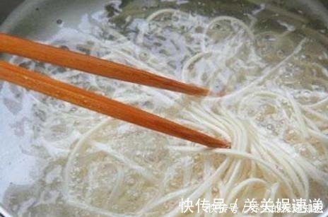 煮面条最忌水开下面，大厨教你正确做法，面条不粘不坨，特别劲道