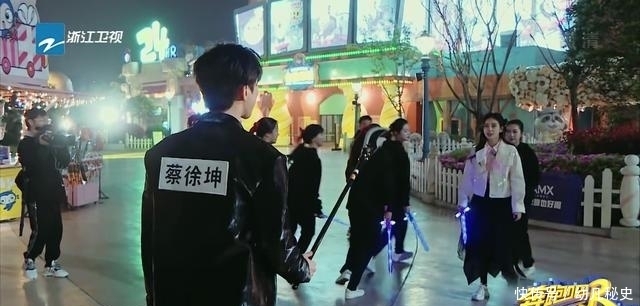 手機|蔡徐坤錄節目玩手機被指不敬業?不忍baby被淘汰暖心提醒還幫忙