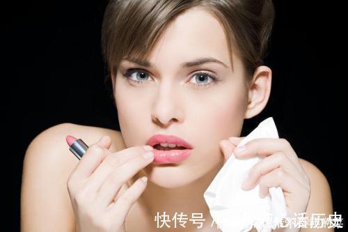 唇线笔 女生涂口红时,千万别有这4个“习惯”,不然再贵口红都掉色沾杯