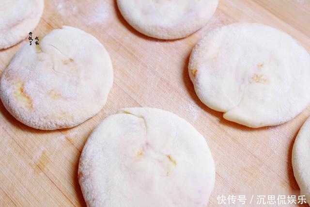 烧饼|酥到掉渣的烧饼,平底锅就能做,每次一斤面,咸香酥脆,出锅必光