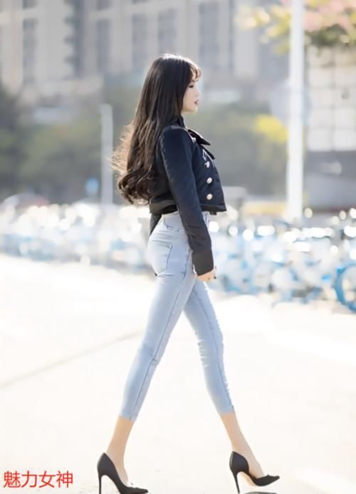 街拍小姐姐一双高跟鞋搭配修身牛仔裤,尽显满满的“御姐范”