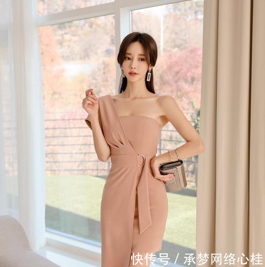 美女|美女鉴赏:暖绒馨彩罗曼蒂克香肩晚礼裙