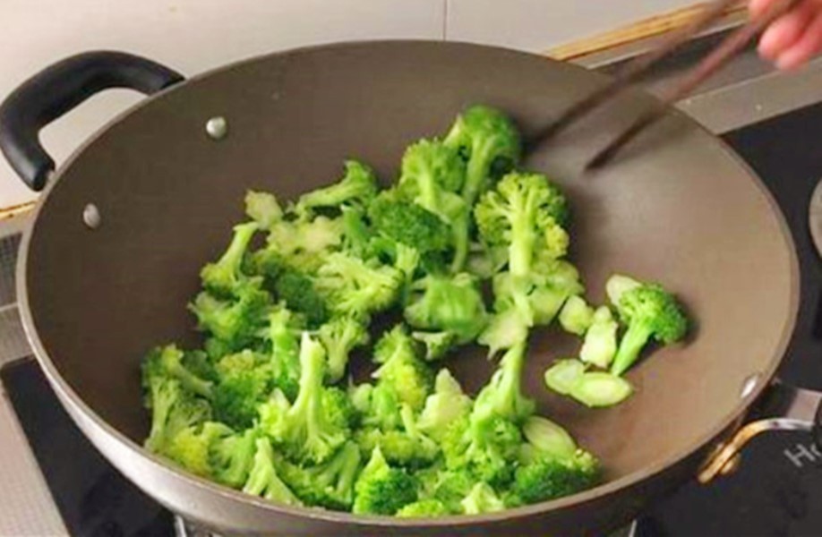 西兰花|炒西兰花,有人焯水、有人直接炒,都不对!教你正确做法,太香了