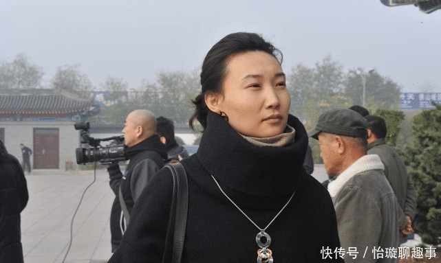 李梓萌不化电视妆的时候,看着还挺随性的,温柔的样子更知性