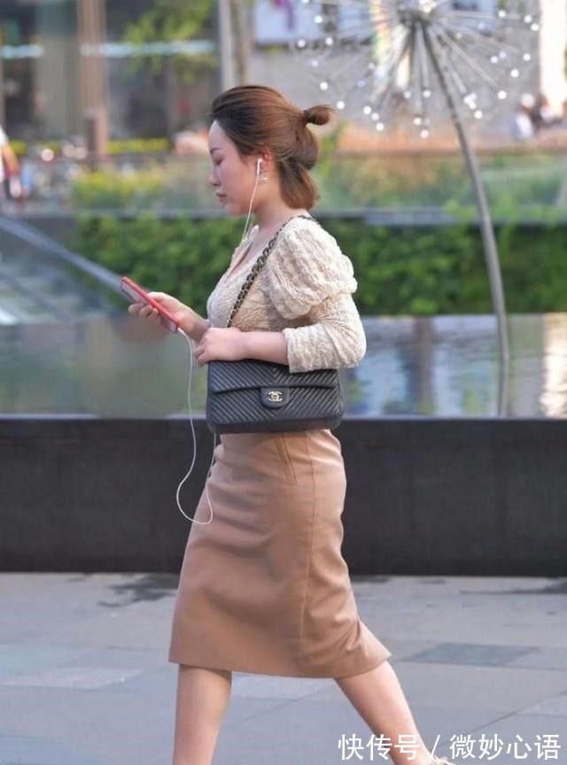 V领 网纱V领短衫搭配高腰半身长裙,成熟稳重,飘逸美丽!