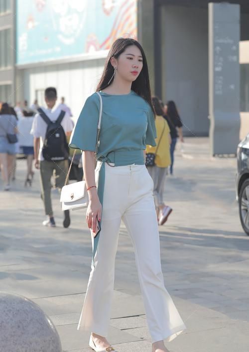 早秋的休闲装，时尚女生们偏爱时髦的款式，靓丽个性还好看