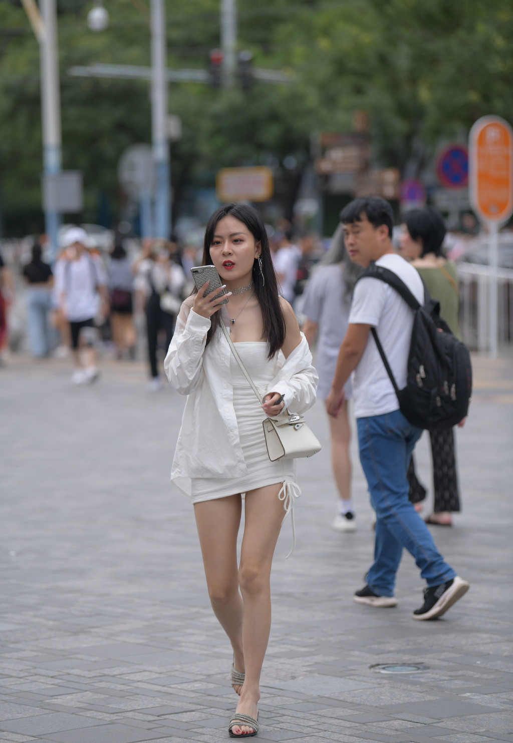 小姐姐|素净的白色连衣裙, 直接穿出“仙女感”, 尽显优雅大方!