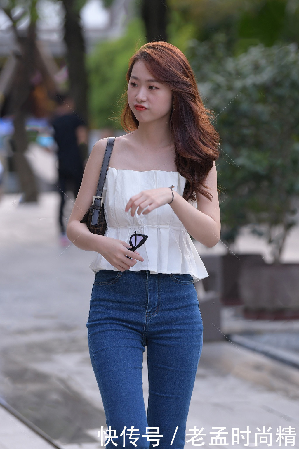 街拍身材好就是任性,穿喇叭裤搭配运动鞋,造型也能个性好看