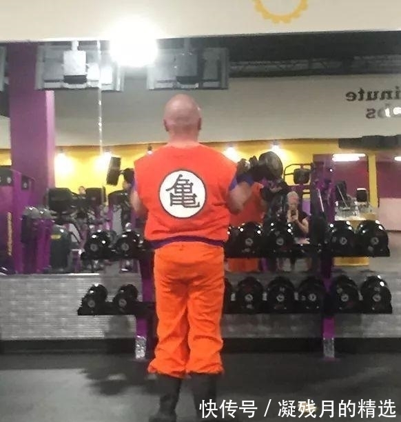 |幽默笑话:一男子做梦,梦到自己在森林里