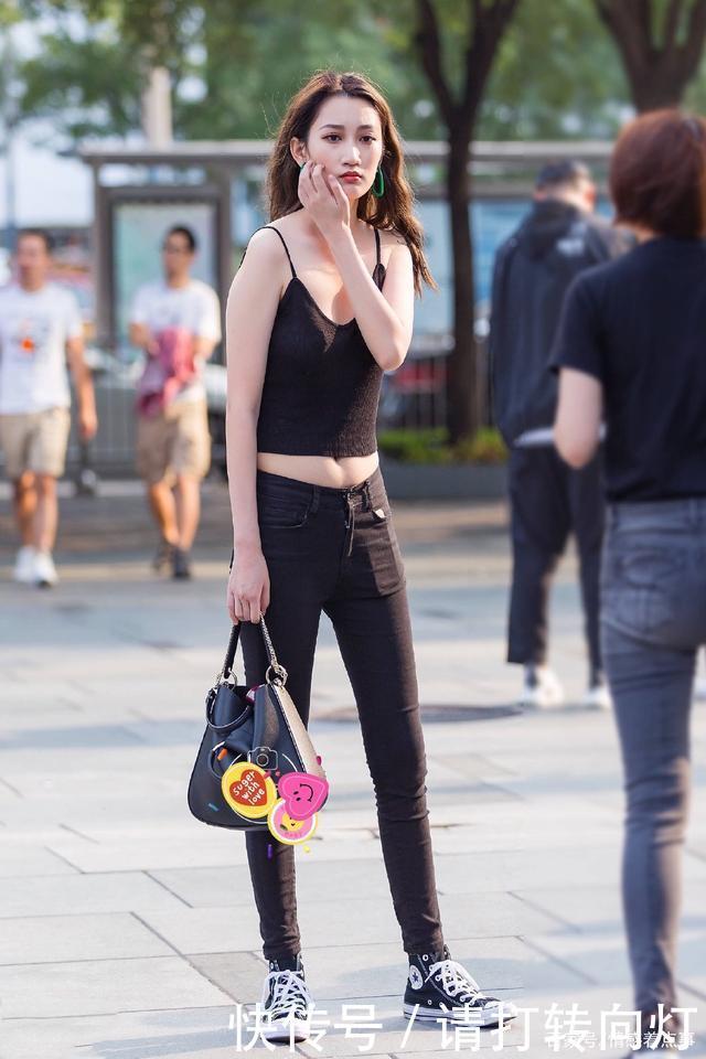  牛仔裤|时尚穿搭黑色吊带上衣+黑色牛仔裤，这样穿搭显腿长