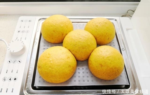 金灿灿的大馒头蓬松又暄软,自带甜味好吃又好看,照着做零失败