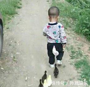 小家伙|3岁宝宝被打屁股,一气之下离家出走,妈妈追在后面,乐翻