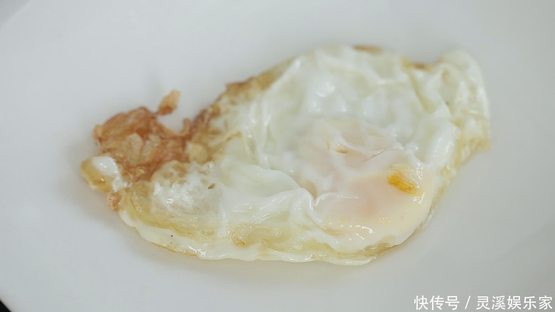 煎荷包蛋时，油里多放一样东西，荷包蛋又圆又嫩，0失误还不粘锅