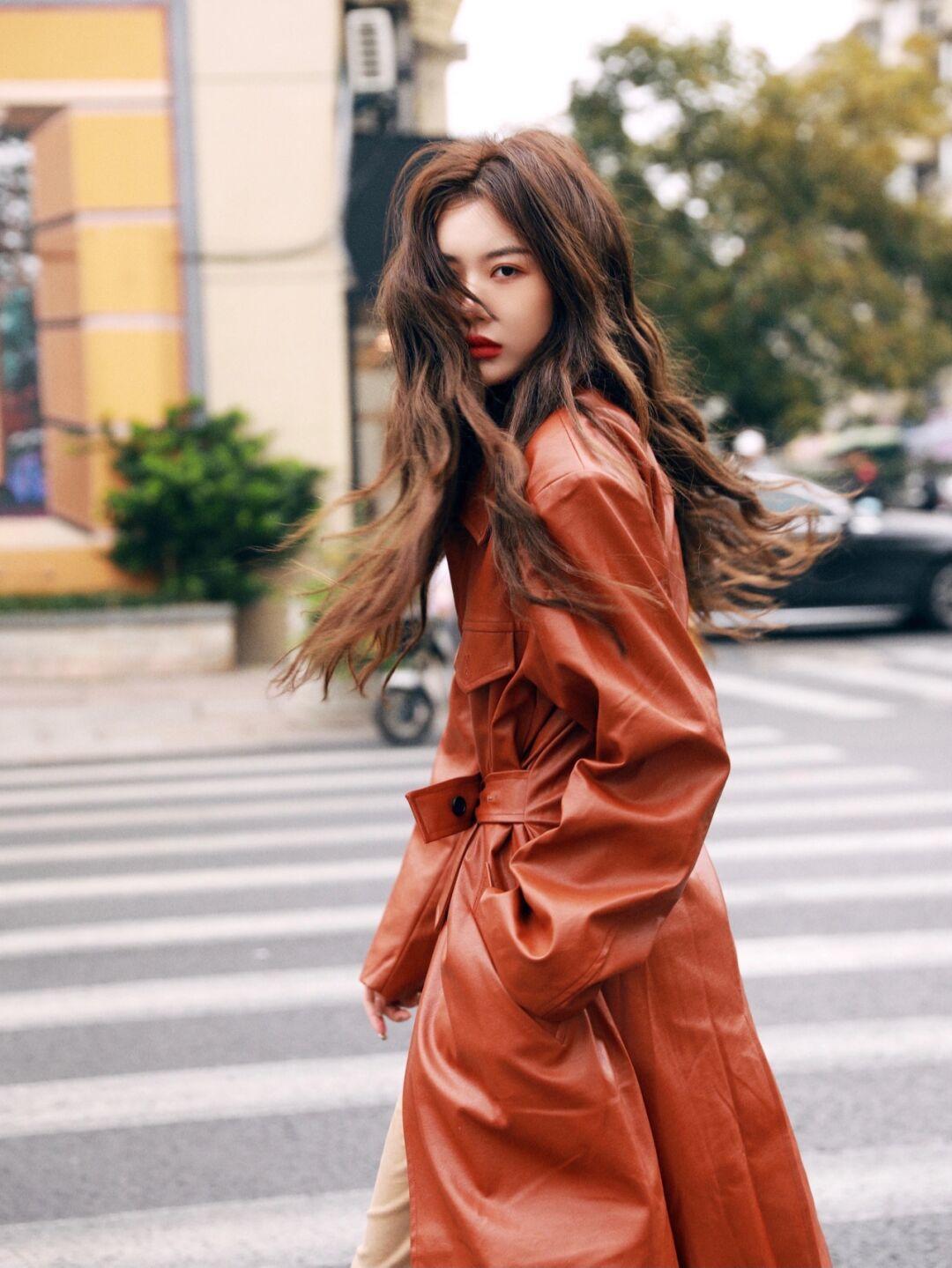 大衣|你离时髦精只差一件“皮大衣”,打扮潇洒舒适不扮嫩,适合普通人