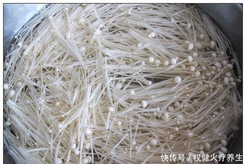 金针菇里加1个番茄，我家一周吃6次，做法简单，比吃肉还过瘾